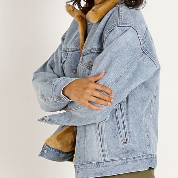 CLOSET CLOSING TODAY • levi’s kara oversized reversible faux fur & denim jacket - Picture 2 of 12